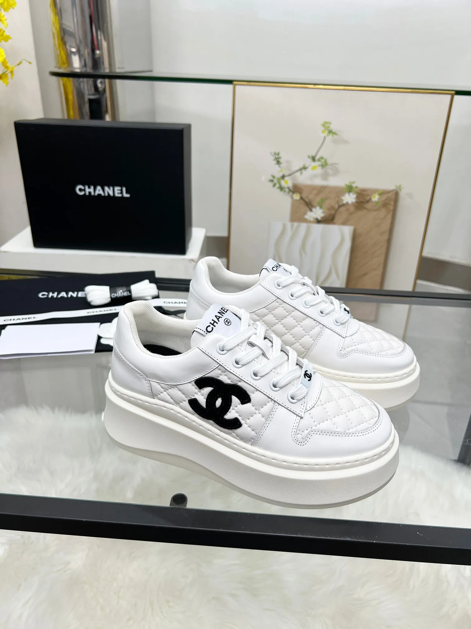👟👟Ex-factory price 480👟👟 CHANEL 25C spring and summer new sports shoes official website is available at the same time ❤️ Counter out-of-stock kings. Major bloggers are recommending new styles on social days. This season’s new styles are simply eye-catching and look great on the feet. The casual casual sports style is refreshing and natural, interpreting Chanel’s fashionable femininity. The overall customization makes all sports models on the market at that time obsolete. This series is now available for sale! The upper is made of custom imported pebbled calf leather ➕ custom frosted calf leather. The lining is made of original one-to-one professionally customized mesh. Hardware accessories. Original full set of molds (not common in the market). Original custom molded TPU combination outsole. Height 4 cm. Women's size 35-39.
